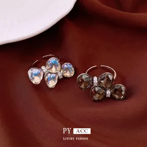Luxuriöser, offener Ring in Schmetterlingsform mit funkelnden Kristallen