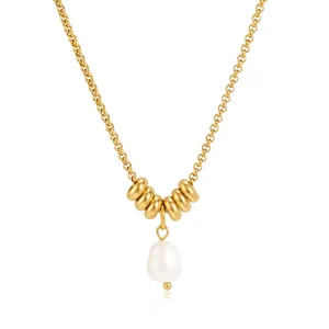 Elegante collana in acciaio al titanio dorato con ciondolo in perla d'acqua dolce