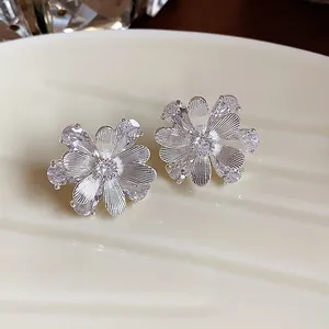 Detailansicht der funkelnden Zirkonia-Blumenohrstecker mit hochwertigen Silbernadeln