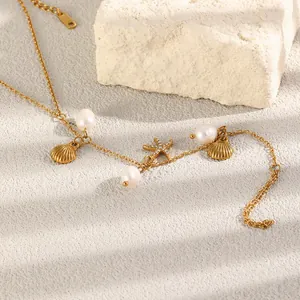 Detail der 18K vergoldeten Fußkette mit Perlen, Muscheln und Seestern-Anhängern
