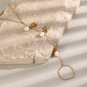 Detail der 18K vergoldeten Kette mit Seestern, Muscheln und Perlen auf Steinbasis