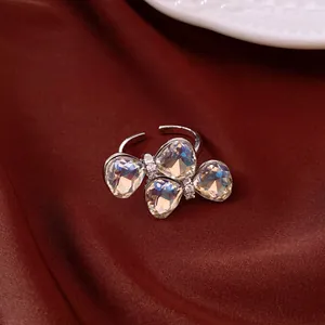 Detailansicht eines funkelnden Schmetterlingsrings mit Kristallen auf Seidenhintergrund