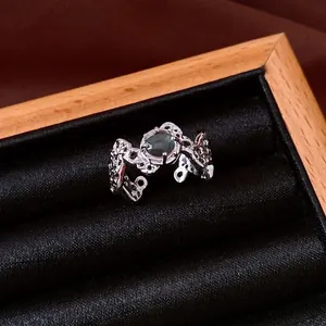 Bague ouverte évidée minimaliste couleur argent avec pierre grise