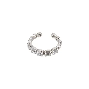 Élégante bague réglable minimaliste en argent avec sertissage de cristaux clairs