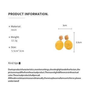 Detailed product information of resin pendant earrings showing size, weight, and material.