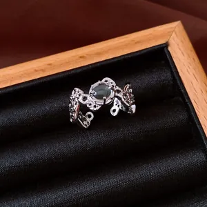 Détail de la bague en argent évidée minimaliste avec une pierre précieuse sombre