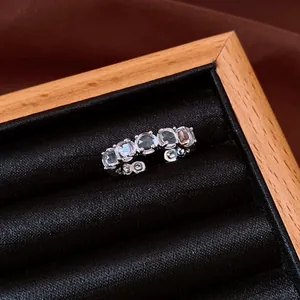 Vue détaillée d'une bague ouverte minimaliste en argent avec plusieurs pierres rondes