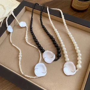 Collana di perle in stile francese con grande ciondolo a forma di fiore bianco