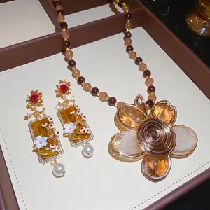 Parure collana di perline stile palazzo retrò e orecchini floreali