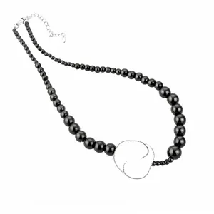 Collana di perle nere stile francese con ciondolo a fiore in smalto bianco elegante