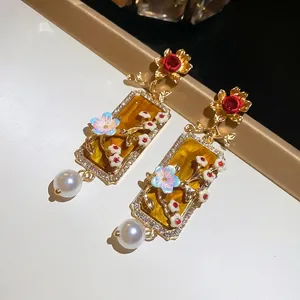 Orecchini vintage stile palazzo in oro con smalto giallo ramo floreale e perle bianche
