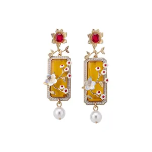 Orecchini a fiori stile palazzo vintage con gemma gialla e pendente di perla bianca