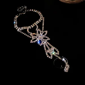 Vue détaillée du bracelet bague avec strass étincelants et motif floral central