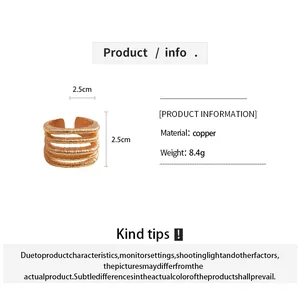 Anillo abierto dorado texturizado de varias capas con dimensiones y especificaciones