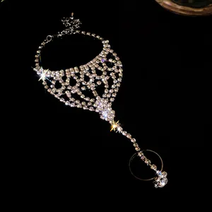 Détail en gros plan exquis d'un bracelet de main à pompons en strass argentés avec bague
