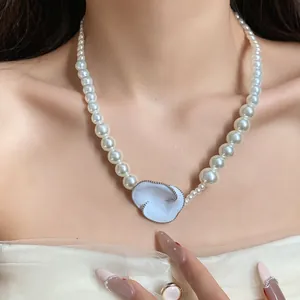 Elegante collana di perle stile francese con ciondolo a forma di fiore smaltato.