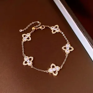 Vintage-Armband in Gold mit Kleeblatt und funkelnden Zirkonsteinen für einen edlen Look
