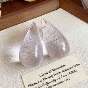 Elegantes pendientes de resina violeta en forma de gota de agua con agujas de plata