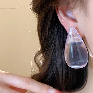 Pendientes minimalistas de resina translúcida morada con forma de gota de agua