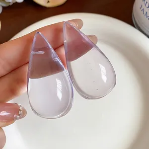 Elegantes pendientes de gota de resina lavanda con un diseño moderno y minimalista