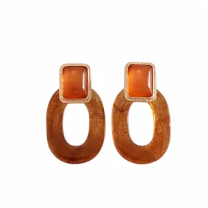 Vintage Bernstein-Resin-Ohrringe im Maillard-Stil mit rechteckigen Steckern und ovalen Creolen.