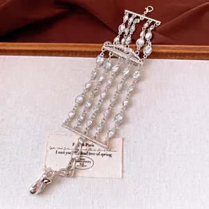 Elegante bracciale multistrato argento con cristalli ovali e charm a forma di labbra