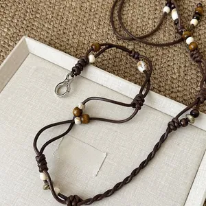 Bohemian braune geflochtene Taillenkette mit Vintage-Holzperlen und Metallverschluss