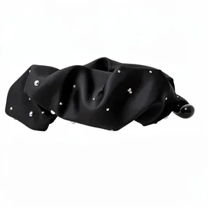 Elegante fermaglio a banana in tessuto nero plissettato stile francese con borchie decorative