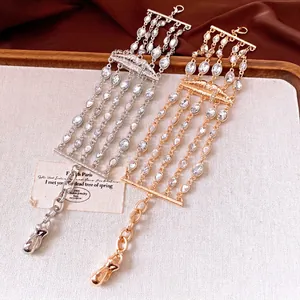 Eleganti bracciali in cristallo multistrato con motivo a labbra scintillanti in oro e argento.