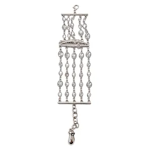 Elegante bracciale multistrato in cristallo con un design unico a labbra argentate