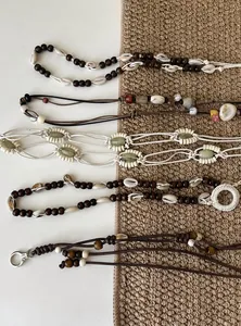 Detaillierte Ansicht verschiedener Boho-Hüftketten mit Holzperlen und Naturmuscheln