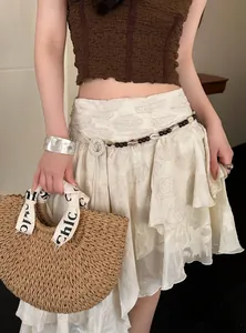 Detaillierte Nahaufnahme einer böhmischen braunen Perlen-Taillenkette mit Blumenrock
