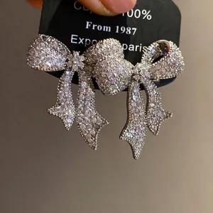 Elegantes pendientes de lazo de circonita de estilo francés con agujas de plata de lujo