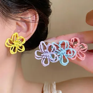 Süße Legierung Emaillierte Hohlblumen Ohrstecker Mit 925 Sterlingsilber Ohrstecker-Stift Für Damen Täglicher Schmuck