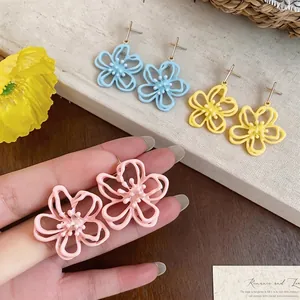 Elegante Emaille-Ohrstecker in Blumenform, in den Farben Pastellrosa, Blau und Gelb.