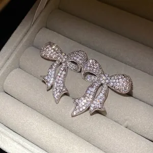 Pendientes de botón con lazo de circonita brillante en acabado plateado elegante
