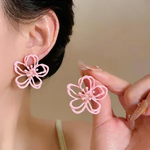 Elegante süße rosa hohle Blumenstecker-Ohrringe mit hochwertigen Silbernadeln für Damen