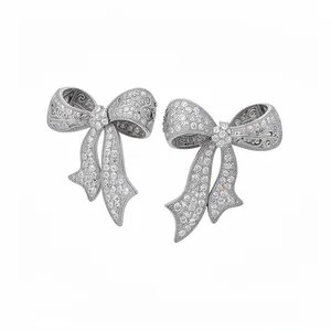 Elegantes pendientes de lazo estilo francés con circonitas brillantes en agujas de plata