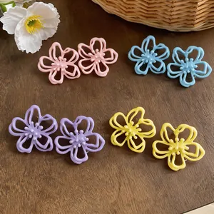 Bunte hohle Blumen-Ohrstecker-Kollektion in Rosa, Blau, Violett und Gelb für Damen.