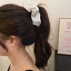 Elegante fermaglio a banana in tessuto pieghettato bianco con strass delicati nei capelli