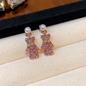 Elegante rosa Teddybär-Ohrringe mit Strasssteinen und weißen Perlensteckern im Etui