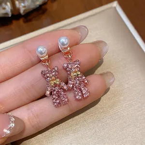 Exquisite rosa Strass-Bären-Ohrringe mit eleganten weißen Perlenohrsteckern