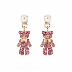 Elegante Silberohrstecker in Bärenform mit Perlen und funkelnden rosa Kristalldetails