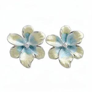 Boucles d'oreilles fleurs élégantes en émail bleu et jaune avec un oxyde de zirconium