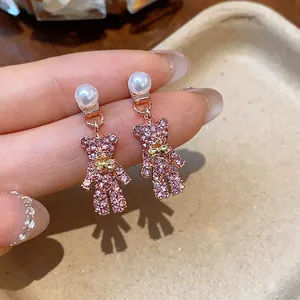 Exquisite Detailansicht von rosa Kristall-Bärenohrringen mit eleganten weißen Perlen