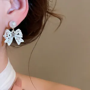Eleganti orecchini a fiocco bianco stile francese con perle e dettaglio in cristallo