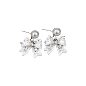 Eleganti orecchini a pendente con fiocco bianco, perle argentate e cristalli lucenti.