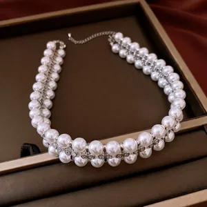 Elegante zweireihige weiße Perlenkette mit Strass-Zwischenstücken für Damen