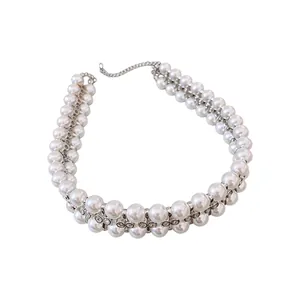 Elegante doppelreihige Perlenkette mit funkelnden Strass-Akzenten und Silber-Finish.