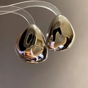 Metallische geometrische Tropfenohrringe mit hochglanzpolierten Silbersteckern.